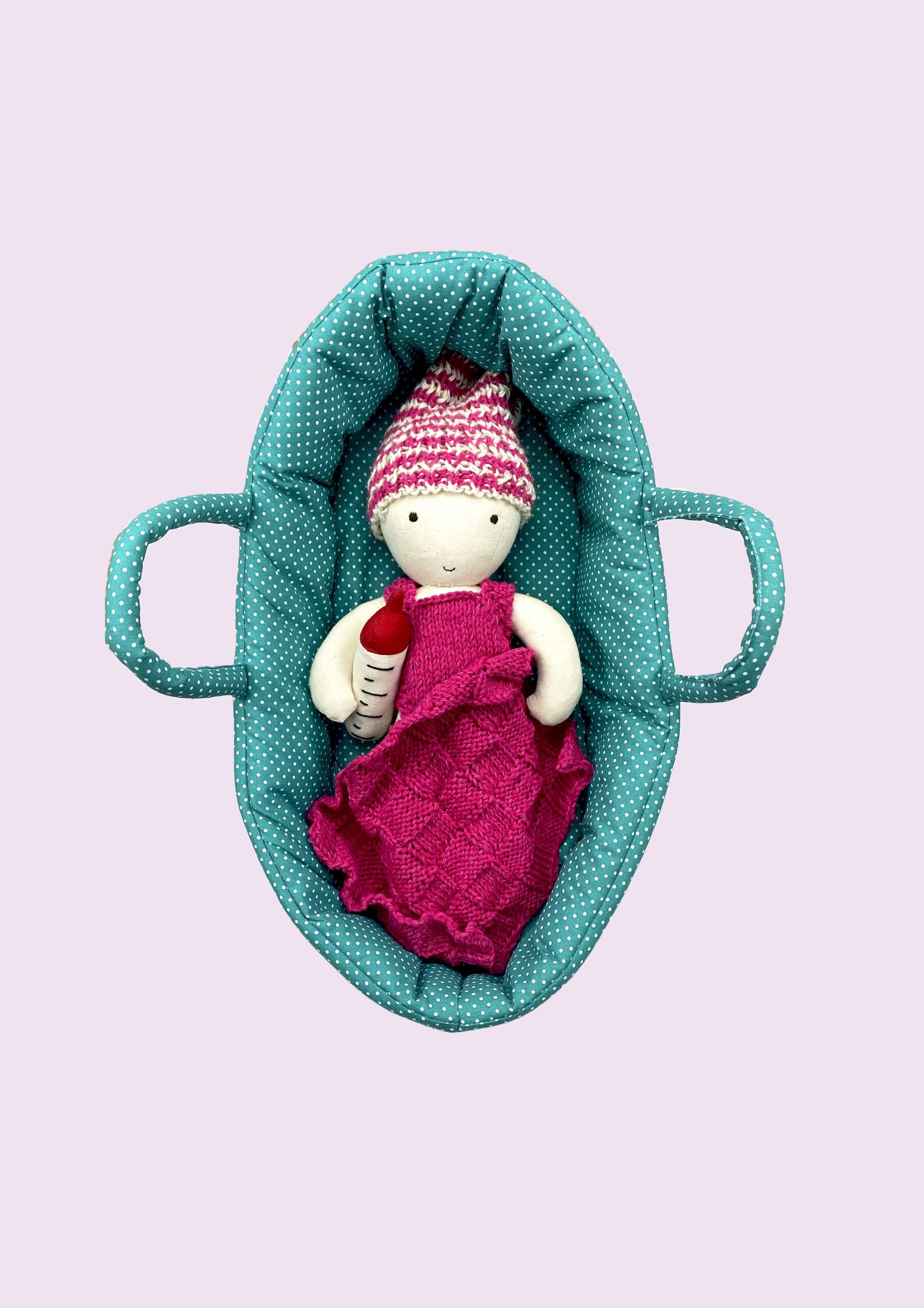 Bebé de tela con cesta